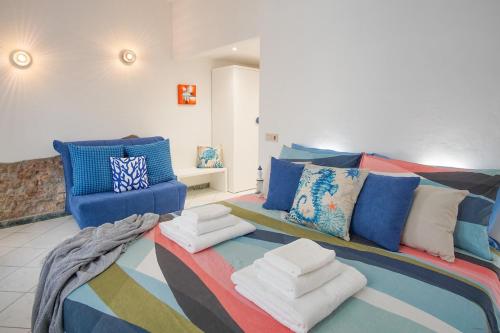 Camera con letto e cuscini colorati. di OASI VIAREGGINA 700m Beach - Free WiFi - AC a Viareggio