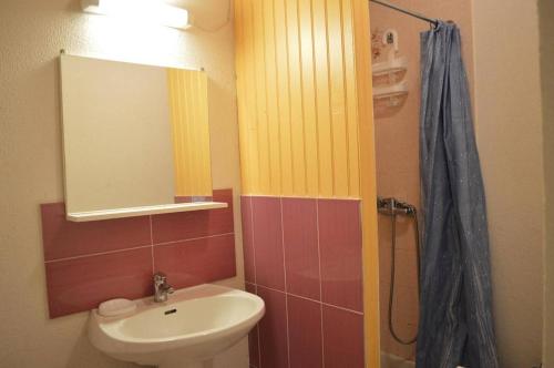 une salle de bain avec un lavabo, des toilettes et un miroir dans l'établissement Appartement 2 pièces 4 couchages ARGELES SUR MER AR450-0407, à Argelès-sur-Mer