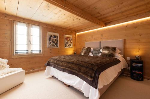 Postel nebo postele na pokoji v ubytování Minimalist Chic Chalet In The Heart Of Rougemont