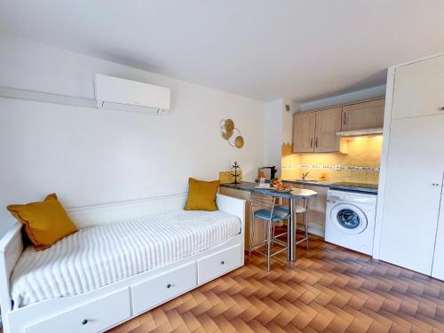 une petite cuisine avec un banc et un évier dans l'établissement Appartement Le Cocon Provencal - Parking Jardin Clim, à La Ciotat