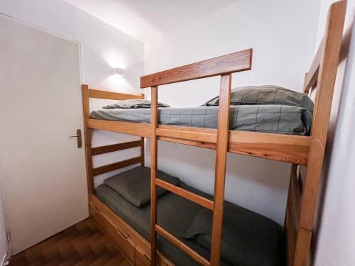 quelques lits superposés dans une chambre dans l'établissement Appartement Le Cocon Provencal - Parking Jardin Clim, à La Ciotat