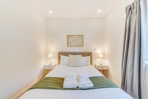 Un dormitorio con una cama con dos toallas encima. en Yellow Charm - Campolide Apartments, en Lisboa