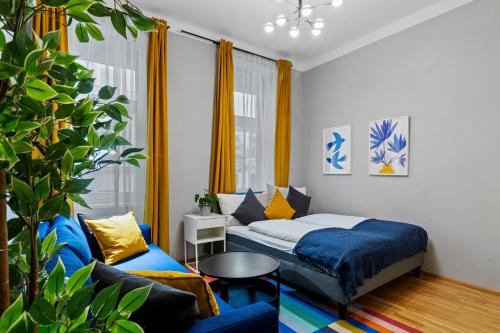 Posezení v ubytování Very Spacious Apartment with a Wintergarden and Terrace, 1 Minute to Tram Station