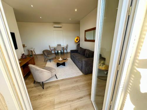 un salon avec un canapé et une table dans l'établissement Gorgeous 2 bedrooms brand new 3 Avenue Paul Arène, à Antibes