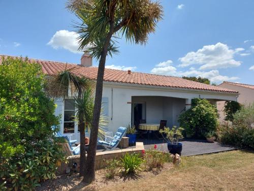 01 - Pornicaise aux volets bleus