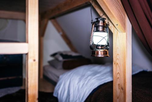 une lumière suspendue à un mur dans une chambre dans l'établissement Cabane et Lodge by Lyon Country House, à Caluire-et-Cuire