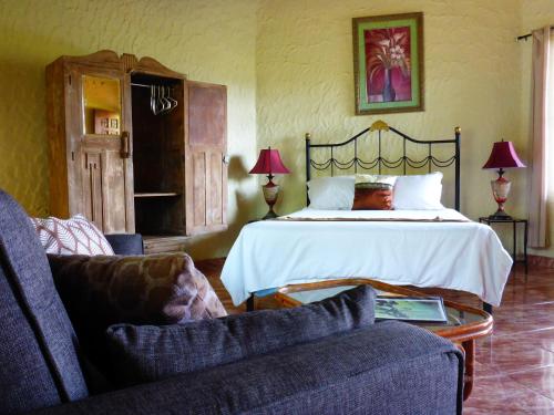 Postel nebo postele na pokoji v ubytování The Golden Frog Inn