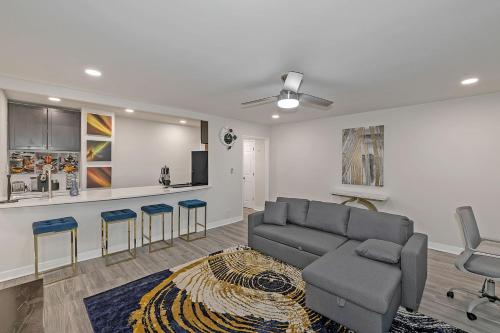 a living room with a couch and a kitchen at Urban Oasis 1-Bedroom Condo in Atlanta in Atlanta