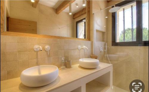 une salle de bain avec un lavabo blanc et un miroir dans l'établissement Bonifacio Maison 6 personnes Piscine Chauffée, à Bonifacio
