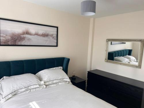 Voodi või voodid majutusasutuse Cosy Apartment in the Centre of Tramore Town toas