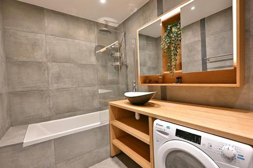 une salle de bain avec une machine à laver et un lavabo dans l'établissement Charming apartment Neuilly-sur-seine, à Neuilly-sur-Seine