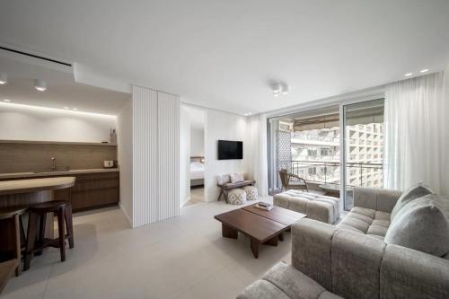 un salon avec un canapé et une table dans l'établissement REF 1512 - Cannes Croisette, à Cannes