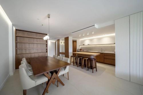 une cuisine et une salle à manger avec une table et des chaises en bois dans l'établissement REF 1512 - Cannes Croisette, à Cannes