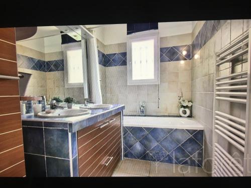 une salle de bain avec deux lavabos et une baignoire dans l'établissement Villa du pointu 3 ch, quiet and air-conditioned, au Thoronet