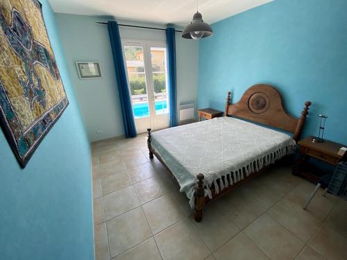 une chambre bleue avec un lit et une fenêtre dans l'établissement Villa du pointu 3 ch, quiet and air-conditioned, au Thoronet