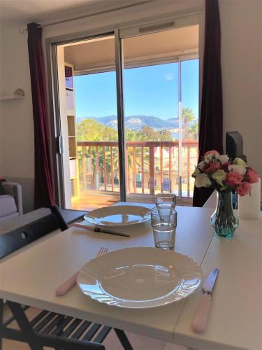 - une table avec une plaque de cuisson et une vue sur un balcon dans l'établissement Les Sablettes studio et sa loggia vue mer, à La Seyne-sur-Mer