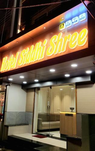 ウッジャインにあるHotel Siddhi Shreeのソファ付きの売店ネオンサイン
