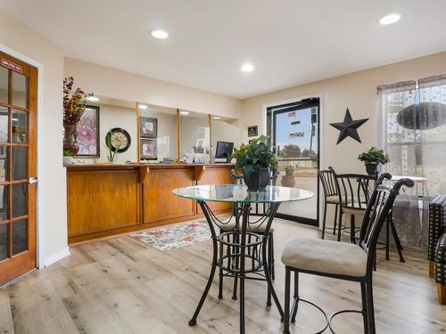 una sala da pranzo con tavolo e sedie di Americas Best Value Inn Refugio a Refugio