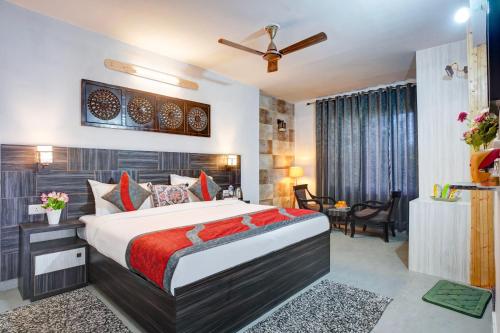 a bedroom with a bed and a desk in a room at Nature's Vibe Stays Mukteshwar - A 4BHK Plum Orchard Villa in Mukteswar