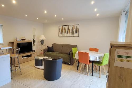 un salon avec un canapé et une table dans l'établissement Charming T2 100 meters from the beach, à Fréjus