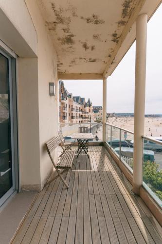 Beautiful 90m seafront apartment