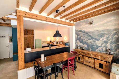 une salle à manger avec un grand tableau mural dans l'établissement Charming family duplex in the 7th - Lyon, à Lyon