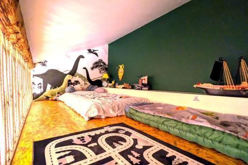 - une chambre avec 2 lits et un tapis au sol dans l'établissement Charming family duplex in the 7th - Lyon, à Lyon