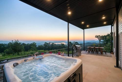 un jacuzzi en el balcón de una casa en Unmatched Lake & Valley Views Near National Park, en Lake Hamilton