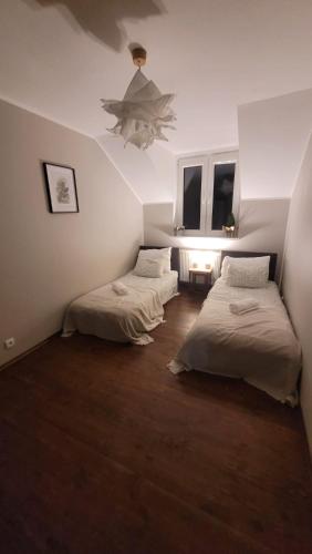 Ένα ή περισσότερα κρεβάτια σε δωμάτιο στο Apartament pod Toruniem