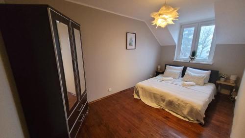 Ένα ή περισσότερα κρεβάτια σε δωμάτιο στο Apartament pod Toruniem