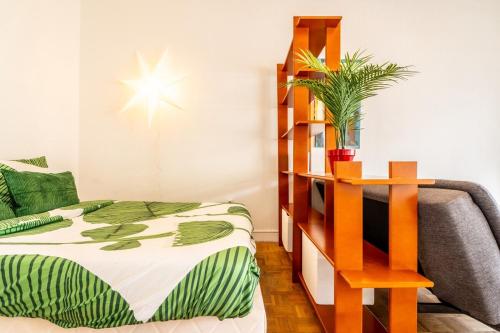 une chambre avec un lit et une étagère dans l'établissement Il Sole e Mare, à Nice
