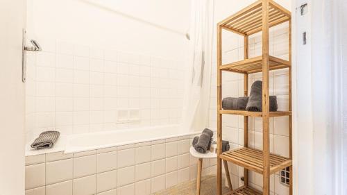 une salle de bain avec douche et baignoire dans l'établissement Il Sole e Mare, à Nice