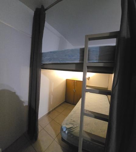 - un lit superposé avec une échelle dans une chambre dans l'établissement studio au Pieds des pistes station Superdévoluy, à Saint-Étienne-en-Dévoluy