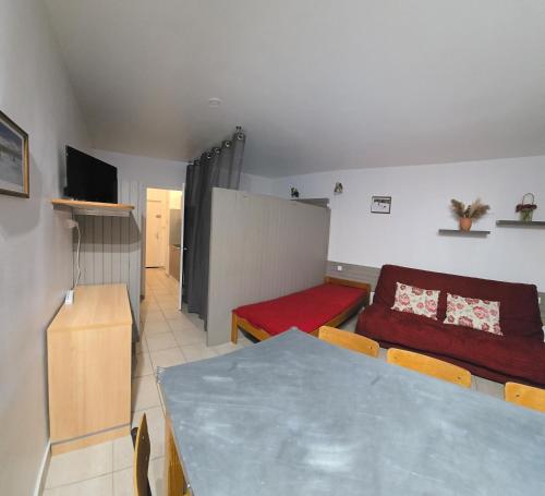 un salon avec un canapé et une table dans l'établissement studio au Pieds des pistes station Superdévoluy, à Saint-Étienne-en-Dévoluy