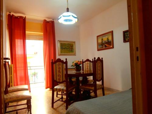 una sala da pranzo con tavolo, sedie e una finestra di La bella Putignano a Putignano