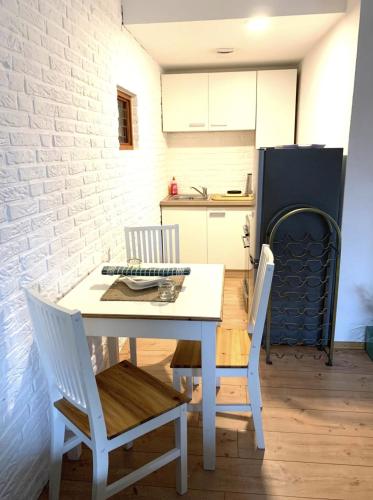 a white table and chairs in a room with a kitchen at Großartige Wohnung mit großem Garten in Bad Schwartau! in Bad Schwartau