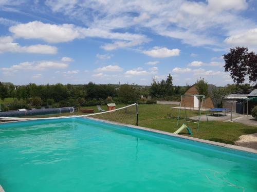 una piscina vuota con un canestro da pallavolo di Maison à la campagne - piscine a Beaulieu-sur-Layon