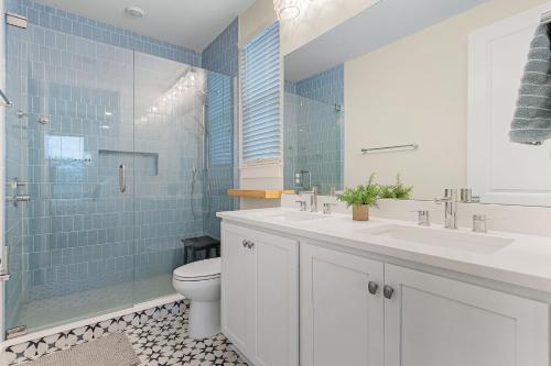 Un baño con inodoro, lavabo y ducha. en Stunning - Close to the Beach, Heated Pool, en Fort Myers Beach
