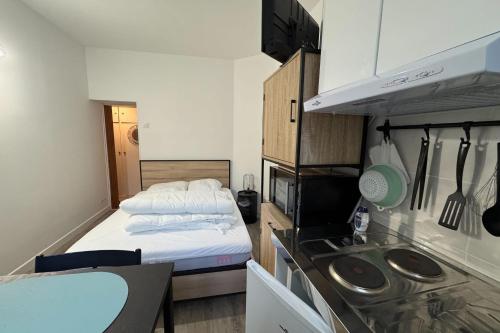 Cette petite chambre comprend un lit et une cuisine. dans l'établissement Charming studio in the city center, à Caen