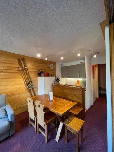 une cuisine et une salle à manger avec une table et des chaises en bois dans l'établissement Charming T2 close to the slopes of La Plagne, à La Plagne Tarentaise