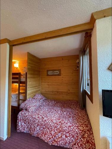 une chambre avec un lit dans le coin d'une pièce dans l'établissement Charming T2 close to the slopes of La Plagne, à La Plagne Tarentaise