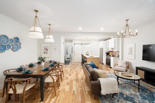 a dining room and living room with a table and chairs at Les Residences Saint Laurent- Parc Mont Royal in Montréal