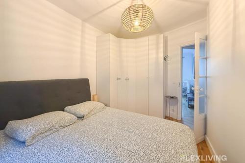 une chambre avec un lit avec deux oreillers dessus dans l'établissement Flexliving - Onebedroom - Bréguet, à Paris