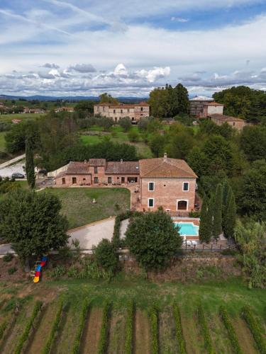 una vista aérea de una casa y una piscina en un campo en Fornace del Conte, en Abbadia di Montepulciano