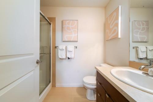 un bagno con WC e lavandino di 2bedroom luxury Condo a Edmonton