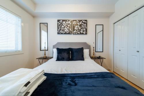 una camera da letto con un grande letto e due finestre di 2bedroom luxury Condo a Edmonton