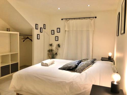 une chambre avec un grand lit blanc avec deux oreillers dans l'établissement The HoPe, suite privée au sein d'une maison avec piscine, à Aix-en-Provence