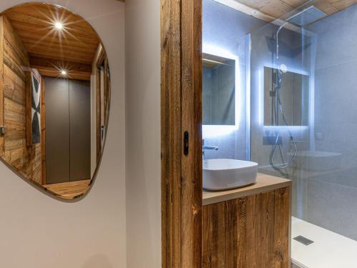 une salle de bain avec un lavabo et un miroir dans l'établissement Appartement haut de gamme, 4 pers, wifi - FR-1-694-370, à Val dʼIsère