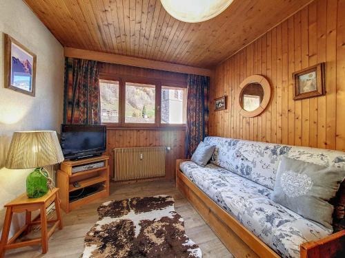 un salon avec un canapé et une télévision dans l'établissement Studio cosy à La Clusaz - 2 pers, animaux admis - FR-1-818-59, à La Clusaz