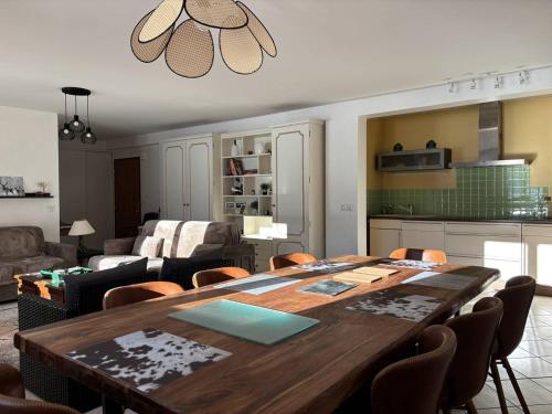 - un salon avec une grande table et des chaises en bois dans l'établissement Appartement au cœur de Villard de Lans avec grande terrasse et double garage - FR-1-548-47, à Villard-de-Lans